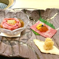 焼肉割烹 YP流 宗右衛門町本店 - 和牛うにいうら包み、ミノタタキ、タンユッケ