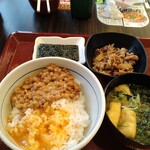 Nakau - 納豆朝食+牛小鉢食べる前ですってぇ〜♪
