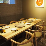 CHIKICHIKI - 店内（テーブル席）