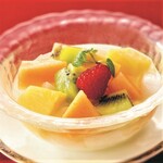1．フルーツたっぷりの杏仁豆腐