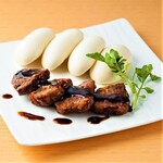 1. 牛フィレ肉のステーキ、マントウ添え 4切