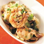 3．蒸し海老ワンタン、香味醤油がけ 6個