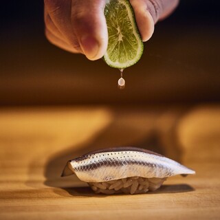 魚介類を中心とした、職人の華麗な技巧で握られる寿司割烹
