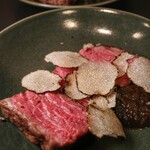煌 焼肉 - 山形牛のウチモモの低温調理 鹿児島熱成黒酢ソース、トリュフをふりかけて 低温調理したウチモモにトリュフをかけます。トリュフの香りとウチモモが最高に合います。