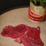 煌 焼肉 - 群馬県産かとう牛のはばき備長炭直火焼き 西洋わさびと共に 微長炭に直接お肉を乗せて焼きます。 これが炭がふわっと香り最高でした。