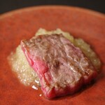 煌 焼肉 - 武州和牛のランプ　三重和牛のとうがらし特製ちりずと共に 「ちりず」は、オーナーさんのお友達三田の水光庵のシェフ監修との事 おろしとふわっと香り、柑橘系のソースが 脂身のイチボにベストマッチングでした。