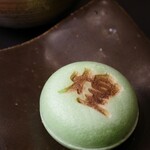 煌 焼肉 - 黒胡麻小豆最中