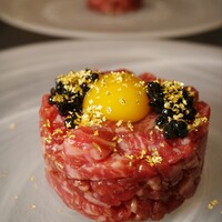 煌 焼肉 - 金のユッケ　キャビアを乗せて こちらも南青山コース限定　 金粉が映えますね。　キャビアの塩味とベストマッチ