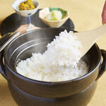 Earthen pot rice made with Koshihikari rice from Uonuma or Koshihikari rice from Sado (comes with pickles, mustard eggplant, salted salmon, and miso soup)