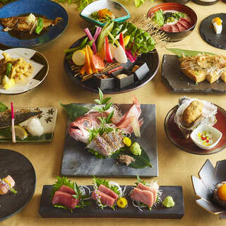 Please spend a relaxing time enjoying Niigata local sake and cuisine.