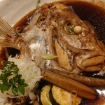 淡路島と喰らえ - 鯛のお頭の煮付け 塩焼きをすすめられましたが、こだわりの煮付けに対応してくれてこのクオリティはGood!