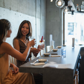 【会話を楽しむU字カウンター】