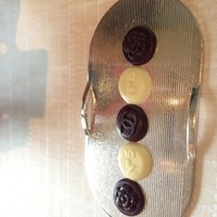 ベージュ アラン・デュカス 東京 - ロゴのついたチョコレート
