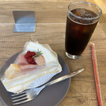 SONIA COFFEE&CAKE - 桃のショートケーキ６３０円、アイスコーヒー３３０円。オーダーはレジで行いますが、配膳はキチンとしてくれます。