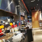 お好み焼本舗 - 明るい店内・開放感