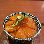 酒肴場 屯 - 【限定】羅臼産時鮭の漬け丼いくら添え¥600