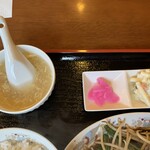 王関 - スープ・サラダ・漬物