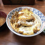 信州戸隠蕎麦処ますだや - かつ丼900円（ごはん少なめ）。これぞお蕎麦屋さんのかつ丼という、だしとかえしのきいたお米が進む濃い味。うすーいお肉も、また一興