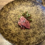 レストラン クルール - Ｃコースのみある本日の一皿は冷製国産牛（宮崎牛）フィレ肉のロースト。お肉の下にはセロリとトマトのソース、右上にはコンソメのジュレが添えられています。