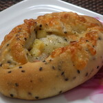 Nishimurashiki Pan Seisakusho - 角切りベーコンとWチーズのパンアップ