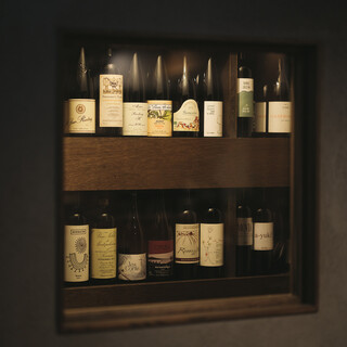 There are many natural wines, mainly from Italy.