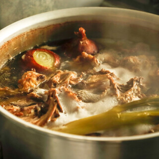 １０時間かけてじっくりと煮込んだフォン・ド・ヴォライユ