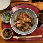 Fukushima - 小鉢・香の物・赤だしに囲まれた主役の天丼