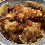 福島 - 少し蒸れた感じの天ぷらが濃い丼ツユを纏う