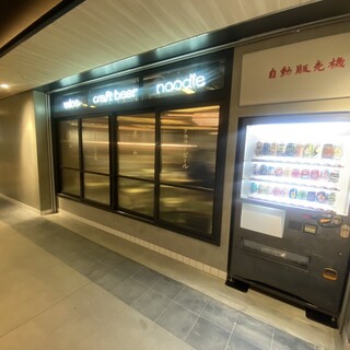 店外にクラフトビールの自販機がございます★