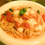 La questa - フレッシュトマトとモッツァレラチーズのパスタ（1,080円）