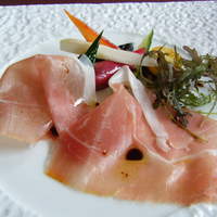 RISTORANTE OZIO - 生ハムと水茄子のサラダ　生姜風味のバルサミコソース