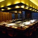 ステーキ みその - 51階からの展望がお楽しみいただける18席の大鉄板は一面窓で壮観