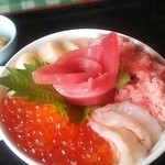 まぐろレストラン - 五色いくら丼定食（別角度から）(201303)