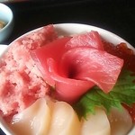 まぐろレストラン - 五色いくら丼定食（別角度から）(201303)