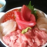 まぐろレストラン - 五色いくら丼定食（別角度から）(201303)