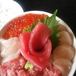 まぐろレストラン - 五色いくら丼定食（別角度から）(201303)