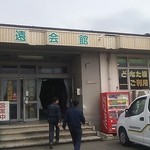 まぐろレストラン - 続々と入っていく。(201303)