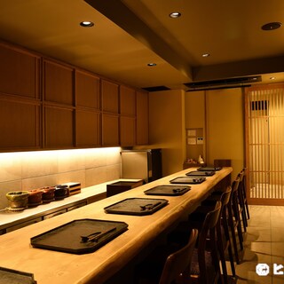 高級感がありながらもホッと落ち着く居心地の良いカウンター席。