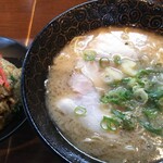 長浜わっしょい - ラーメンにおろしニンニクを チャーハンに紅ショウガを入れてみました