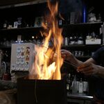 Yakiwo Kiwameru Hibi - 藁焼きの炎が、カウンターの目の前で燃え盛る！ 意外と時間は短く、短時間で旨味を閉じ込める手法らしい