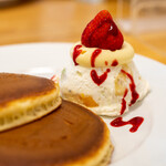 ホットケーキパーラー フルフル - 2022.7 フルーツクリームホットケーキ 2枚 有塩バター・特製シロップ付き（1,400円）