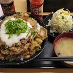 Densetsuno Sutadonya - すたみな岩塩牛ホルモン丼W盛り(期間限定)飯増し+プチサラダ