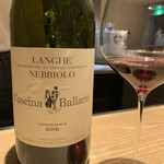 マンサルヴァ - ランゲ・ネッビオーロながら、すでに官能的ともいえるエレガンスが漂ってます。
      バローロも飲んでみたくなっちゃいますね。