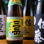 串やき 一富士 - 大将が厳選した串に合う日本酒や焼酎を取り揃えております。こだわりの器がお酒の美味しさをさらに引き立てます。