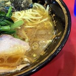 家系総本山 ラーメン 吉村家 - 醤油先行型のスープは今日はライトでした。