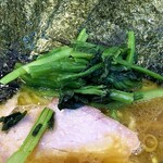 家系総本山 ラーメン 吉村家 - 青菜は小松菜。