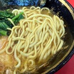 家系総本山 ラーメン 吉村家 - 酒井製麺の中太麺。