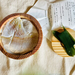若狭小浜 丸海 - 小鯛ささ漬 大樽 160g
笹の葉が2枚