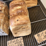 ブーランジェリー ミヤナガ - レーズンハードトースト 1/2本 ¥260+税