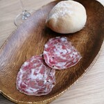 La Prima Pagina - 自家製パンとナポリのサラミ♪